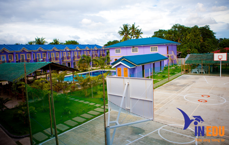 Sân bóng tại trường