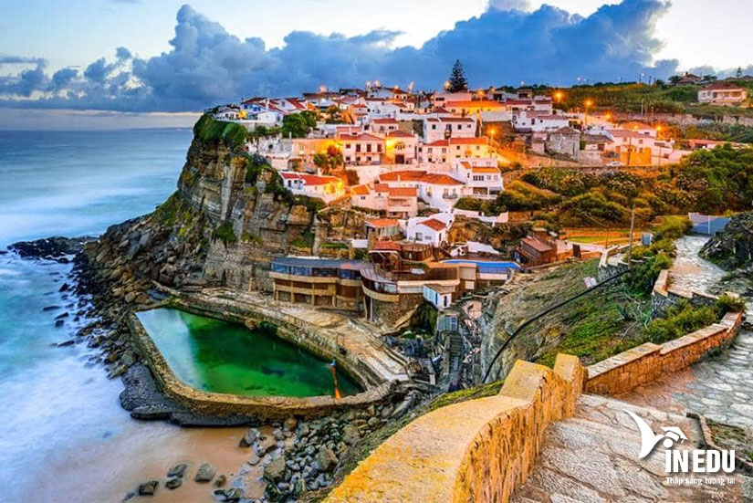 Những căn nhà cổ kính, những tòa lâu đài hoành tráng và không khí lãng mạn của thành phố cổ Sintra Bồ Đào Nha sẽ khiến bạn lưu lại mãi trong tâm trí. Những hình ảnh đẹp long lanh về thành phố cổ này sẽ mang đến cho bạn cảm xúc trải nghiệm đích thực về vẻ đẹp của Bồ Đào Nha.