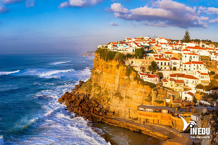 Đất nước Bồ Đào Nha là một điểm đến tuyệt vời cho du lịch ở châu Âu với thiên nhiên hoang sơ, bờ biển đẹp và lịch sử phong phú. Năm 2024 sẽ là một thời điểm tuyệt vời để ghé thăm đất nước này vì họ sắp tổ chức Lễ hội ăn mừng 900 năm thành lập đất nước. Hãy xem hình ảnh để hiểu thêm về vẻ đẹp của Bồ Đào Nha.