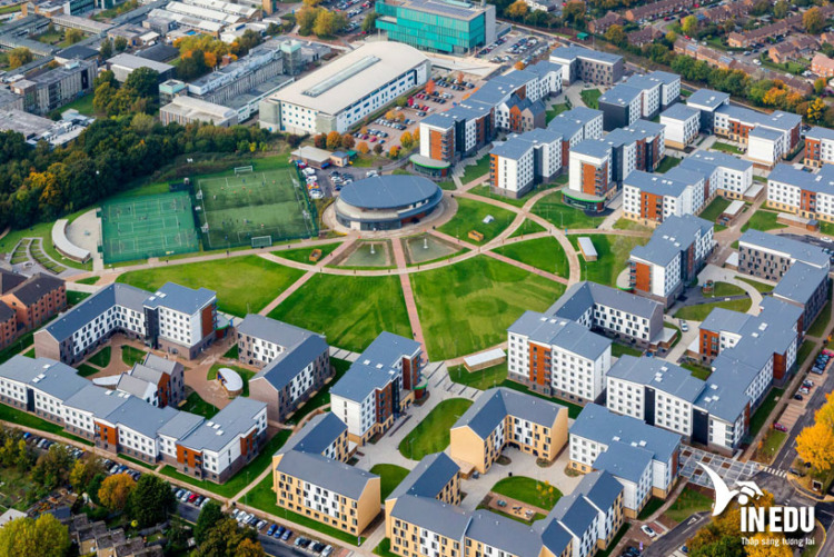Hertfordshire International College (HIC) đặt tại trụ sở trường Đại học Hertfordshire