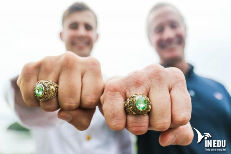 Các học viên tốt nghiệp West Point sẽ được đeo một chiếc nhẫn kỷ niệm nổi tiếng có khắc năm tốt nghiệp của họ