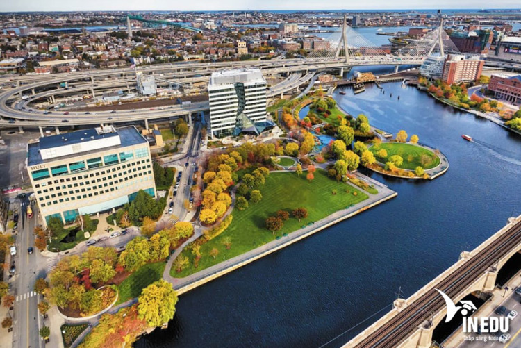 Khoa Kinh tế Boston toạ lạc bên bờ sông Charles với khung cảnh thiên nhiên tuyệt đẹp