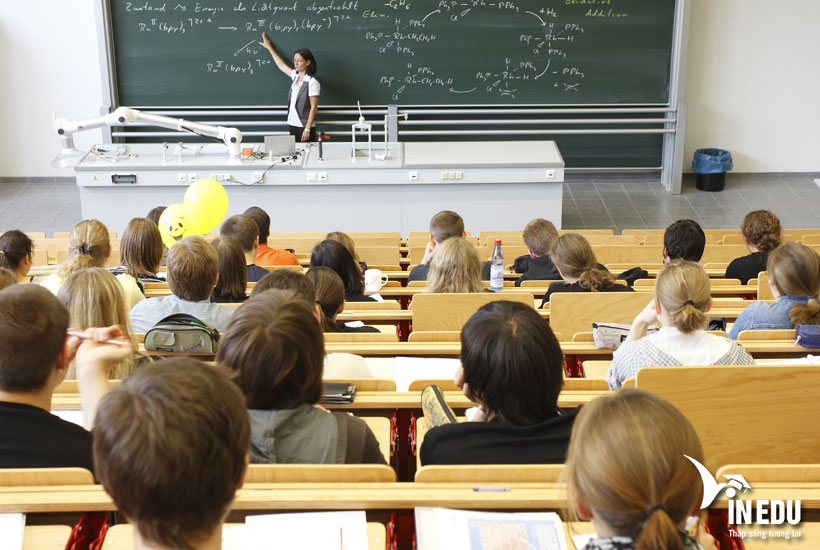 Điều kiện đầu vào, Học bổng